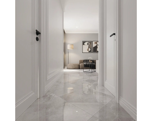 Fluransicht mit weißen Türen, Marmorboden und Wohnzimmer im Hintergrund