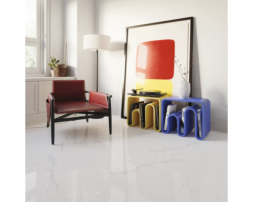 Helles Wohnzimmer mit Sessel, Beistelltisch und Kunstwerk