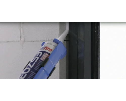 Brandschutz Dichtstoff wird aufgetragen