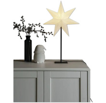 Dekoratives Arrangement mit Weihnachtsstern-Lampe, Vase und Zierfigur auf einem Schrank