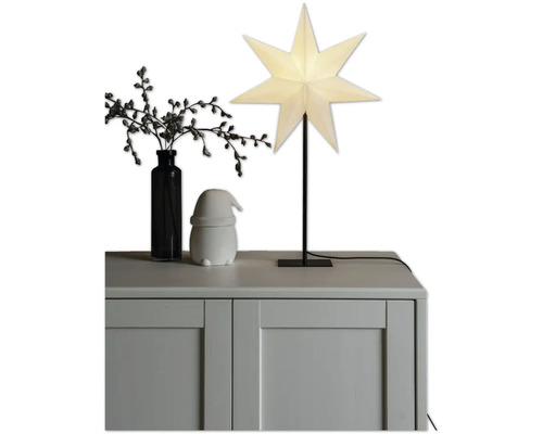 Dekoratives Arrangement mit Weihnachtsstern-Lampe, Vase und Zierfigur auf einem Schrank