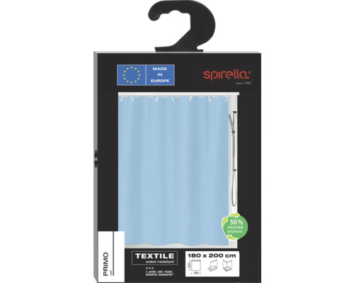 Verpackung einer hellblauen Duschvorhangs mit den Maßen 180 x 200 cm, aus 50 Prozent recyceltem Polyester, wasserabweisend und mit dem Made in Europe Siegel.