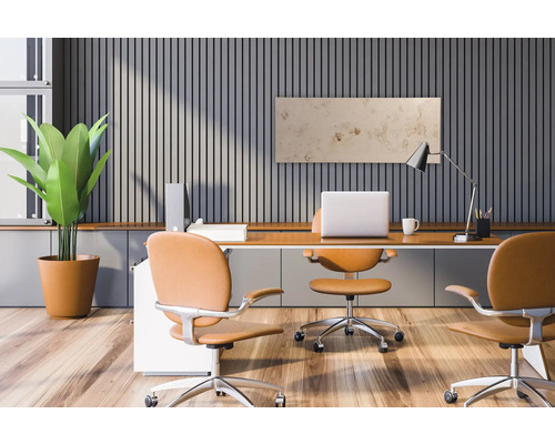 Modernes Büro mit Schreibtisch, Bürostühlen, Lampe, Laptop und Zimmerpflanze