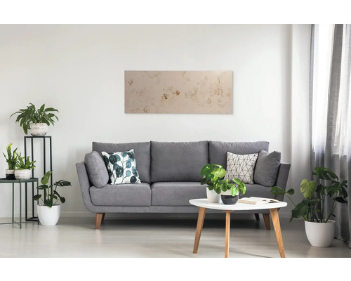 Wohnzimmer mit Sofa, Tisch und Wandbild