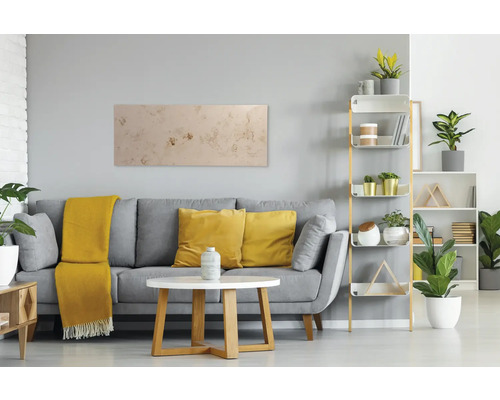 Wohnzimmer mit Sofa, Tisch und Heizkörper an der Wand