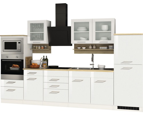 Komplette Küche mit Einbaugeräten, Dunstabzugshaube, Schränken und Spüle.