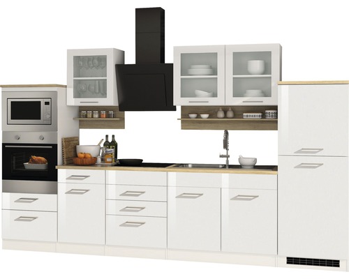 Komplette Küchenzeile mit Schränken, Dunstabzugshaube, Spüle und Elektrogeräten.