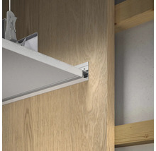 Detail einer abgehängten Decke mit Profilen und Befestigungsmaterial