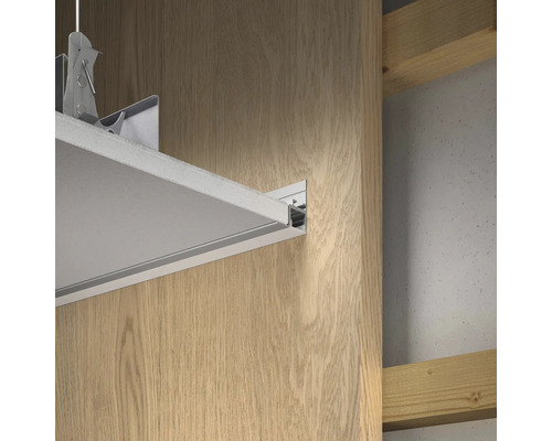 Detail einer abgehängten Decke mit Profilen und Befestigungsmaterial