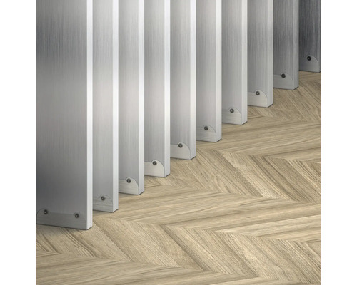 Ansicht von Aluminiumjalousien auf einem Holzboden im Fischgrätmuster