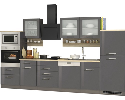 Komplette Küche mit Schränken, Spüle, Kochfeld, Backofen, Mikrowelle und Dunstabzugshaube.