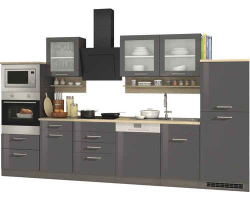Komplette Küche mit Hängeschränken, Dunstabzugshaube, Spüle, Geschirrspüler, Herd und Mikrowelle.