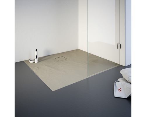 Ebenerdige Dusche mit Duschrinne und Glasabtrennung in einem Badezimmer