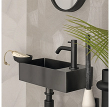 Modernes Badezimmer mit rechteckigem Waschtisch und Armatur