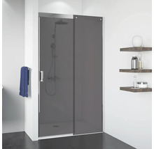Badezimmer mit Duschkabine aus Glas und Regalen