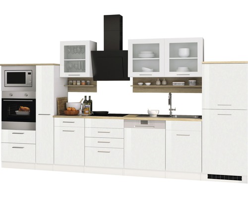 Komplette Küche mit weißen Schränken, schwarzen Dunstabzug und integrierten Geräten