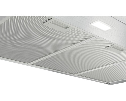 Detailansicht einer Dunstabzugshaube mit Metallfilter und Beleuchtung