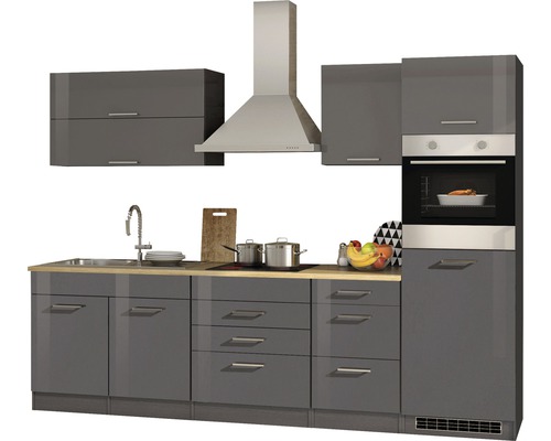 Graue Einbauküche mit Spüle, Herd, Dunstabzugshaube und Schränken