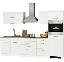 Komplette weiße Küche mit Spüle, Kochfeld, Dunstabzugshaube, Hängeschränken und Backofen