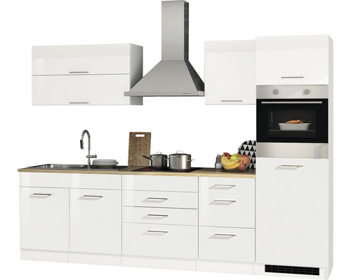 Komplette weiße Küche mit Spüle, Kochfeld, Dunstabzugshaube, Hängeschränken und Backofen