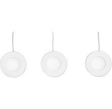 Drei runde LED-Einbauleuchten mit Kabelaufhängung.