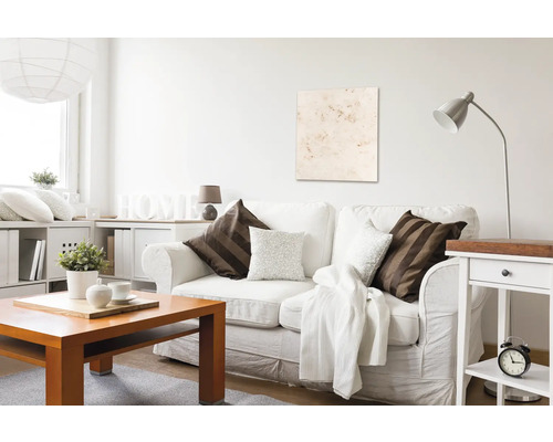 Wohnzimmer mit weißem Sofa, Holztisch und Dekoration