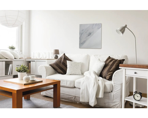 Wohnzimmer mit Sofa, Couchtisch und Wandbild
