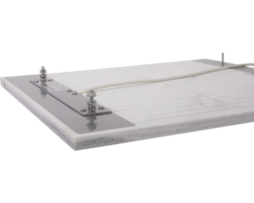 Heizplatte mit Metallelementen und Kabel