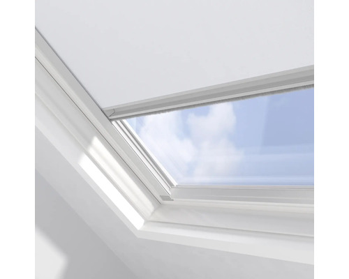 Nahaufnahme eines Dachfensters mit Blick auf den blauen Himmel.