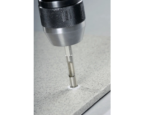 Eine Bohrmaschine bohrt ein Loch in eine Fliese mit einem Fliesenbohrer