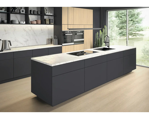 Küchenrückwand Marmor Weiss EHW402 / Chromix Silber EHW836 4100 x 640 x 9,2 mm Moderne Küche mit Kochinsel, Spüle und Einbaugeräten.