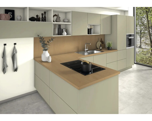 Helle Küche mit Kochinsel, Spüle und Hängeschränken