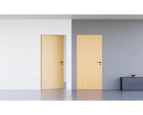 Pertura Wandbündige Zimmertür Vidar HPL Buche 1008x2126 mm inkl. Blockzarge wandbündig, Magnetfallenschloss WC Schwarz DIN Rechts reverse (nach innen öffnend) Zwei Innentüren aus Holz mit Beschlägen in einem hellen Raum