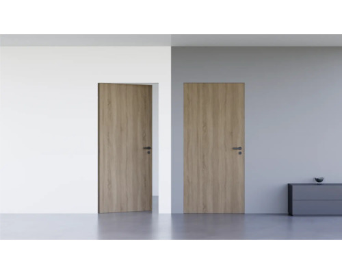 Pertura Wandbündige Zimmertür Vidar HPL Eiche grau 758x2376 mm inkl. Blockzarge wandbündig, Magnetfallenschloss WC Schwarz DIN Rechts reverse (nach innen öffnend) Zwei Innentüren mit Holzoberfläche in einem modern eingerichteten Raum.