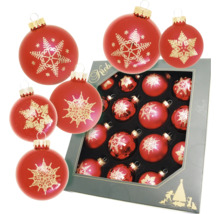 Rote Christbaumkugeln mit Schneeflockenmuster und Verpackung