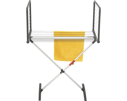 Wäscheständer mit einem Tuch zum Trocknen von Wäsche