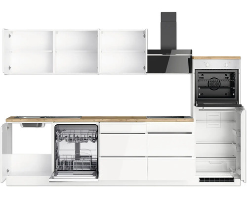 Moderne Küche mit weißen Schränken, Spülmaschine, Backofen und Dunstabzugshaube