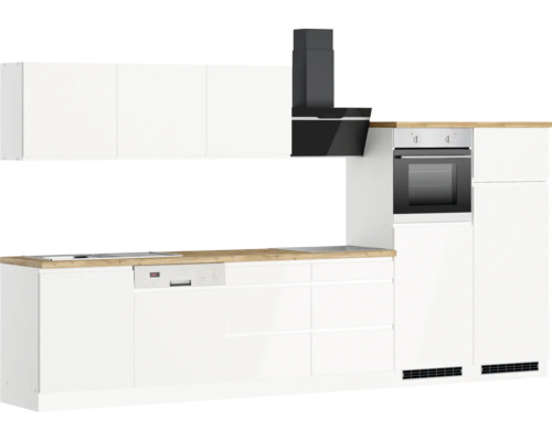 Moderne Küche mit weißen Schränken, hölzernen Arbeitsplatten und schwarzen Dunstabzugshaube