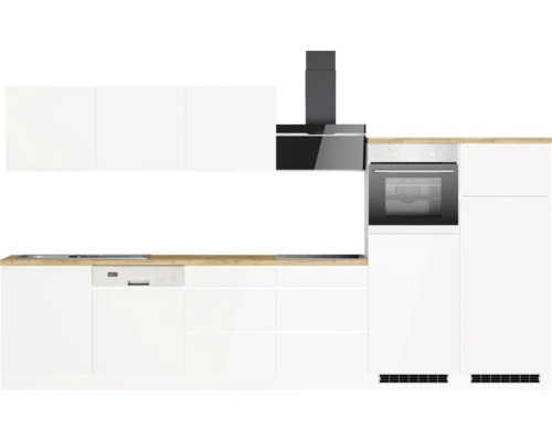 Moderne Küche mit weißen Schränken, Dunstabzugshaube und Einbaugeräten