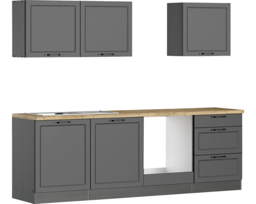 Küchenzeile mit Unterschränken, Schubladen und Hängeschränken unter einer Holzarbeitsplatte