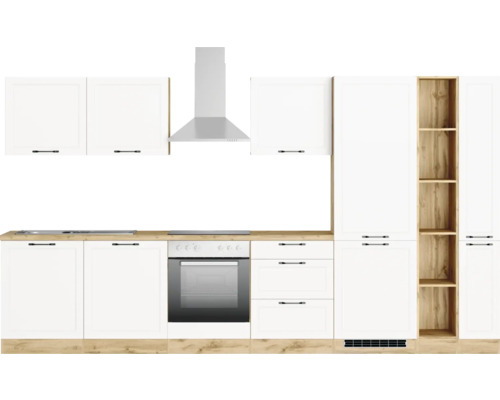Komplette Küche mit weißen Fronten, Arbeitsplatte in Holzoptik und Dunstabzugshaube