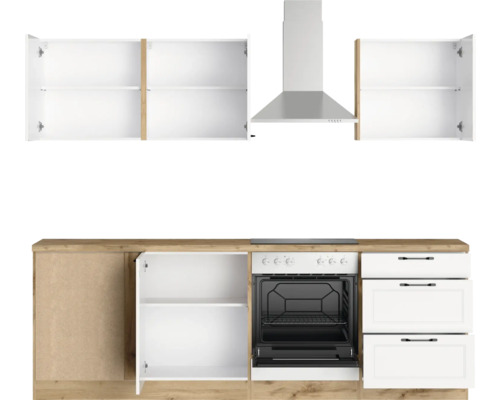 Küchenzeile mit Hängeschränken, Dunstabzugshaube und Einbauherd