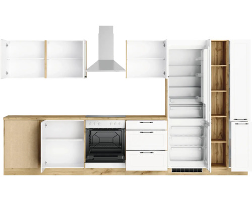 Küchenzeile mit Schränken, Herd, Dunstabzugshaube und Kühlschrank