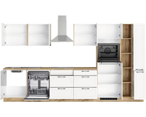 Komplette Küchenzeile mit Spülmaschine, Herd, Dunstabzugshaube und Schränken.