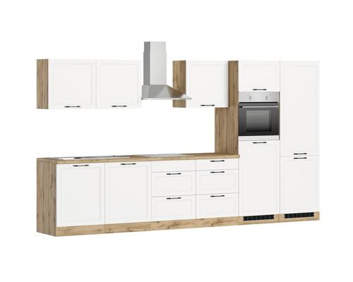 Küchenzeile mit Hängeschränken, Dunstabzugshaube und Einbaubackofen
