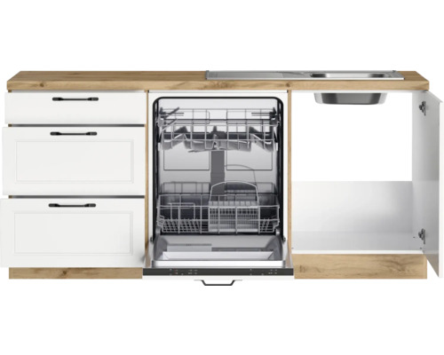 Spülmaschine mit geöffneter Tür in einer Küchenzeile