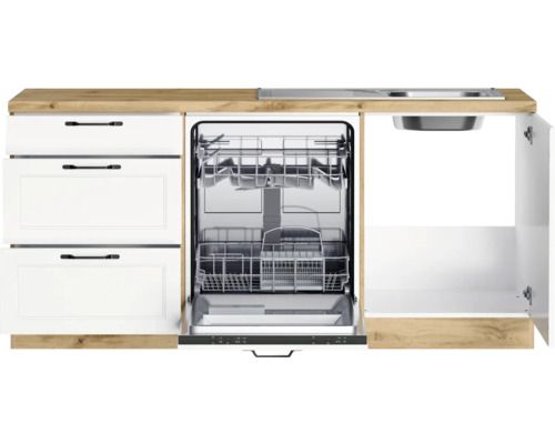 Küchenzeile mit offenem Geschirrspüler und Spüle
