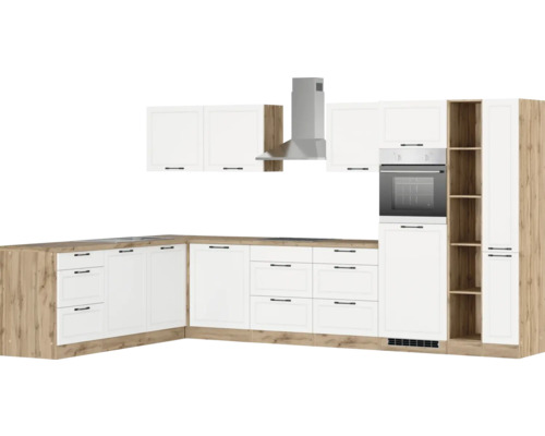 Komplette Küche mit Hänge- und Unterschränken, Dunstabzugshaube und Einbaubackofen.