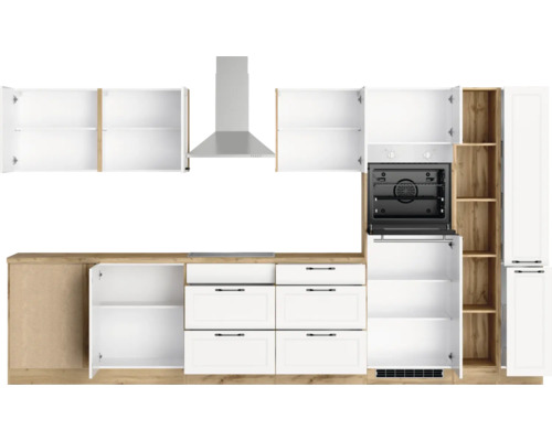 Küchenzeile mit Hängeschränken, Dunstabzugshaube, Einbaubackofen und Schubladen