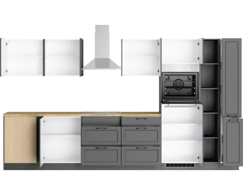 Komplette Küche mit Hängeschränken, Dunstabzugshaube, Backofen und Unterschränken.
